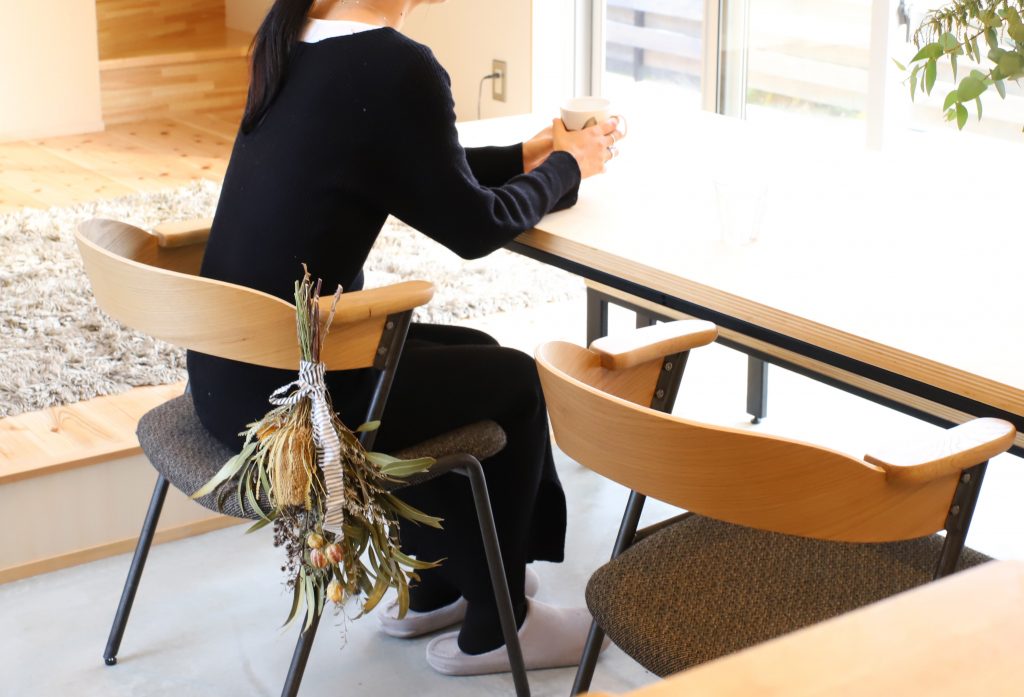 椅子に吊るして飾るスワッグ